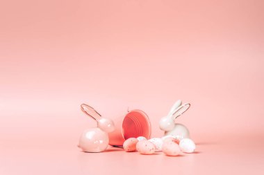 Renkli arka planda paskalya yumurtalarının yaratıcı fotoğrafı