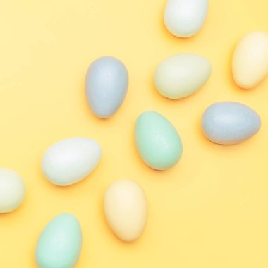Renkli arka planda paskalya yumurtalarının yaratıcı düz fotoğrafı