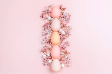 Renkli arka planda paskalya yumurtalarının yaratıcı düz fotoğrafı