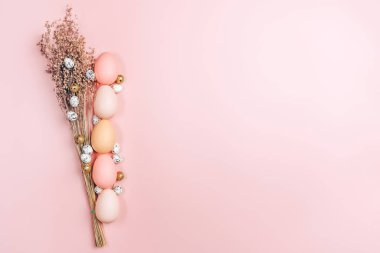 Renkli arka planda paskalya yumurtalarının yaratıcı düz fotoğrafı