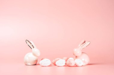 Renkli arka planda paskalya yumurtalarının yaratıcı fotoğrafı