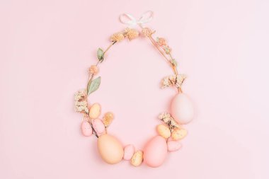 Renkli arka planda paskalya yumurtalarının yaratıcı düz fotoğrafı