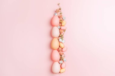 Renkli arka planda paskalya yumurtalarının yaratıcı düz fotoğrafı