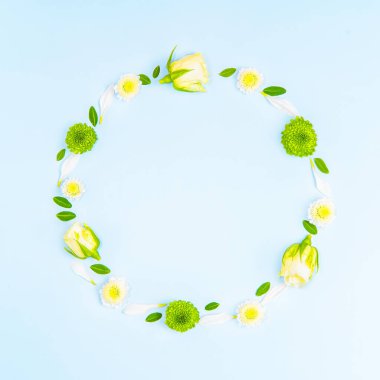 Pastel arka planda çiçeklerin yaratıcı yerleşimi