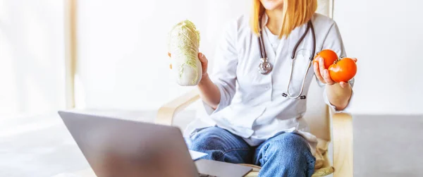 Médico Nutricionista Mujer Lleva Cabo Consulta Línea Con Ordenador Portátil — Foto de Stock