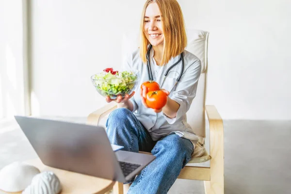 Vrouwelijke Arts Voedingsdeskundige Voert Online Overleg Met Laptop — Stockfoto