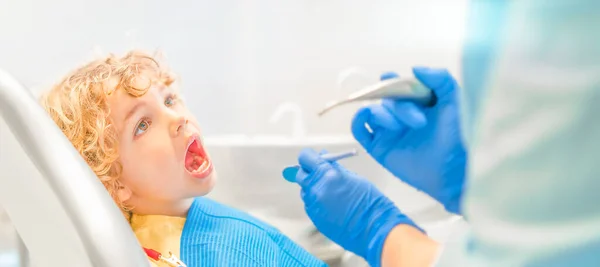 Söt Liten Pojke Tandläkarmottagningen Som Får Sina Tänder Kontrollerade Kvinnlig — Stockfoto