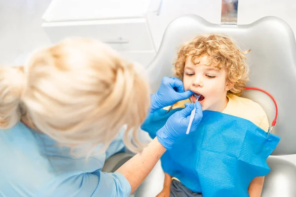 Diş Muayenehanesinde Dişlerini Kadın Dişçiye Kontrol Ettiren Güzel Bir Çocuk — Stok fotoğraf
