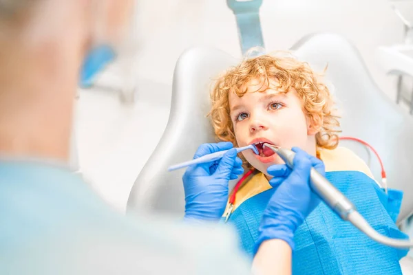 Diş Muayenehanesinde Dişlerini Kadın Dişçiye Kontrol Ettiren Güzel Bir Çocuk — Stok fotoğraf