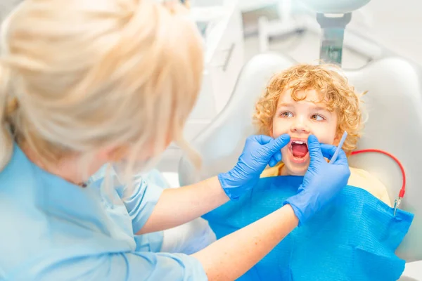 Hübscher Kleiner Junge Zahnarztpraxis Der Seine Zähne Von Einer Zahnärztin — Stockfoto