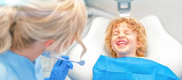 Menino Bonito Consultório Dentário Com Dentes Verificados Pelo Dentista Feminino — Fotografia de Stock