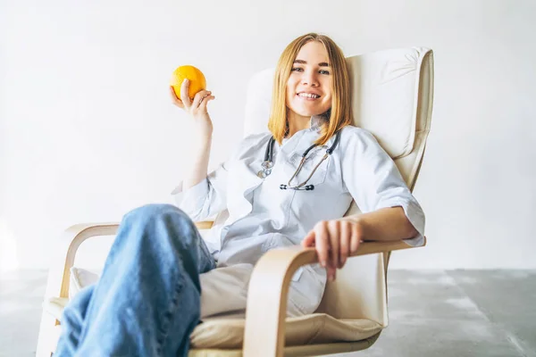 Médico Nutricionista Mujer Sosteniendo Naranja Mano Concepto Comida Saludable — Foto de Stock