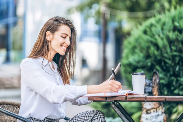 Junge Geschäftsfrau Trinkt Kaffee Und Arbeitet Straßencafé Tablet — Stockfoto