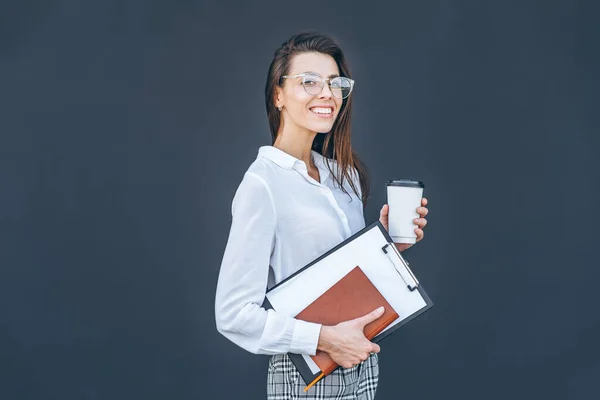 Junge Geschäftsfrau Mit Kaffee Und Notizbuch Auf Grauem Hintergrund — Stockfoto