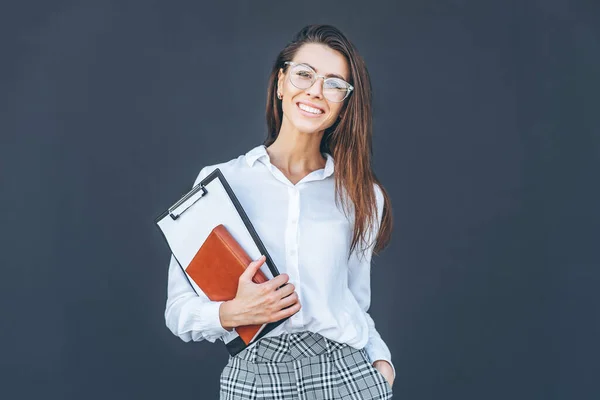 Junge Geschäftsfrau Mit Kaffee Und Notizbuch Auf Grauem Hintergrund — Stockfoto