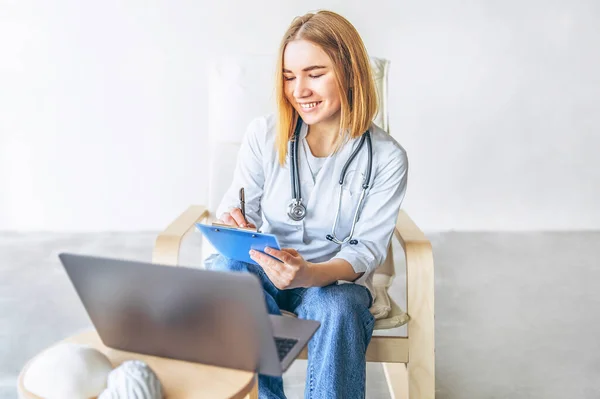 Ärztin Sitzt Schreibtisch Krankenhaus Und Berät Patienten Beim Online Service — Stockfoto