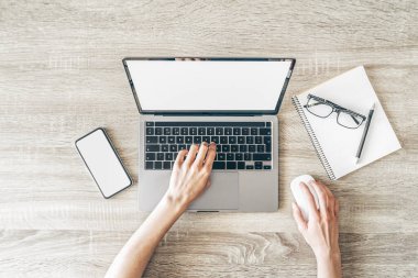 Düz konum, masaüstü çalışma alanı dizüstü bilgisayar, el bilgisayarı, defter ve cep telefonu