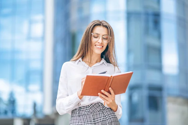 Geschäftsfrau Freien Der Nähe Eines Modernen Business Centers Mit Notebook — Stockfoto