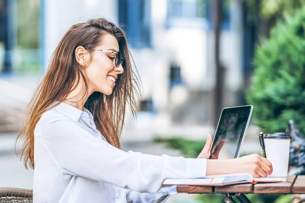 Junge Geschäftsfrau Trinkt Kaffee Und Arbeitet Straßencafé Tablet — Stockfoto