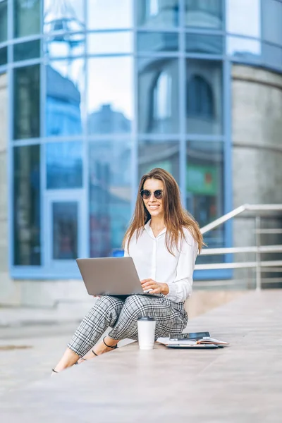 Jonge Zakenvrouw Werkt Laptop Buiten Buurt Van Business Center — Stockfoto