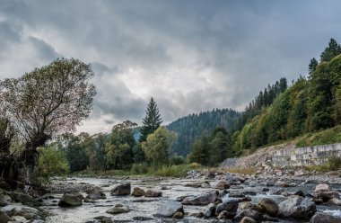 uzun ve büyük dağ Nehri