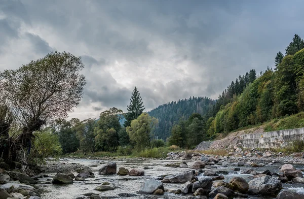 uzun ve büyük dağ Nehri