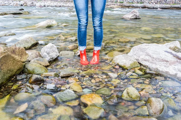 Červená ženy boty do vody v Karpatských horách — Stock fotografie