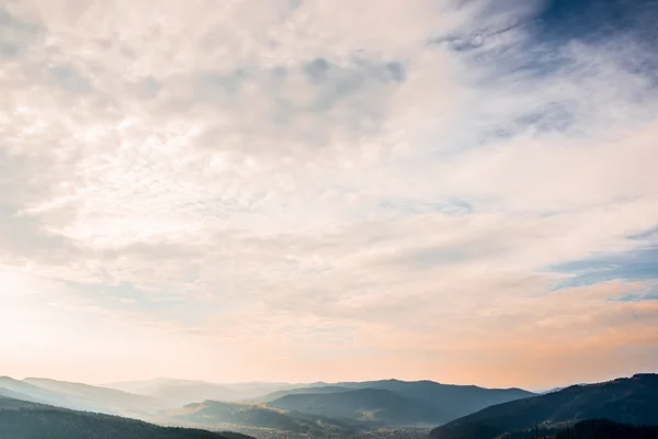 Pôr do sol nas montanhas dos Cárpatos — Fotografia de Stock