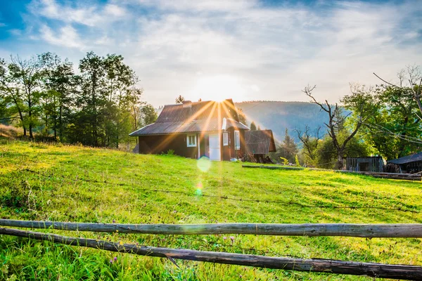 บ้านโดดเดี่ยวในภูเขา Carpathian — ภาพถ่ายสต็อก