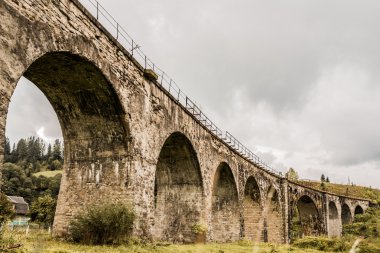 Karpat Dağları'nda eski demiryolu Köprüsü