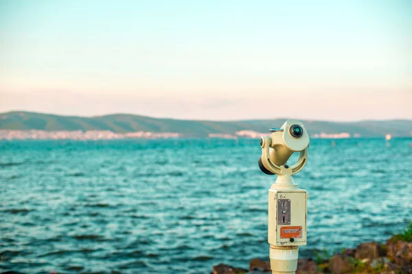 Monocular looking at the evening sea landscape — Stock Photo, Image