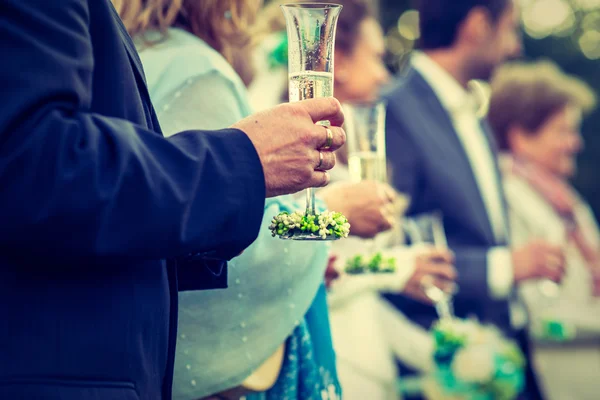 Drinkink champagne op de huwelijksceremonie — Stockfoto