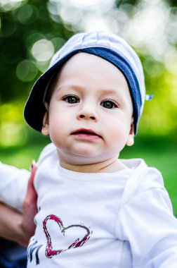 Güzel bebek çocuk dört gözle açık