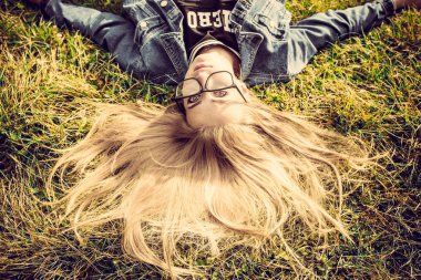 Kız parkta, sonbahar