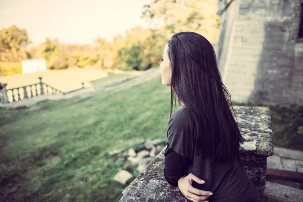 Девушка смотрит вперед в старом замке — стоковое фото