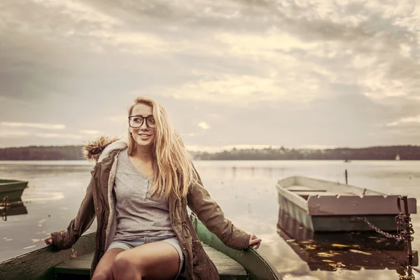 Giovane donna su una barca all'aperto, ora di autunno — Foto Stock