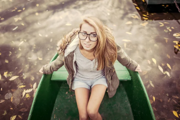 Jonge vrouw op een boot buitenshuis, herfst tijd — Stockfoto