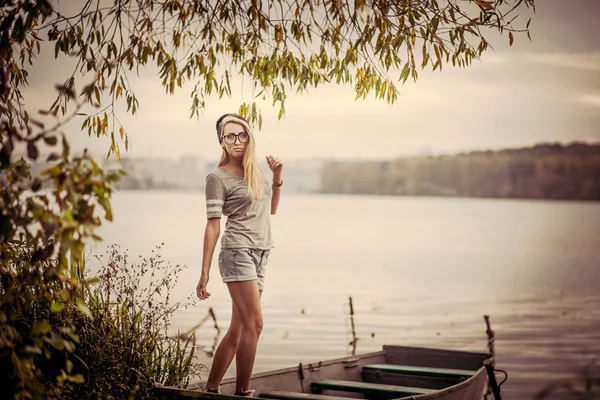 Mladá žena na lodi venku, podzimní čas — Stock fotografie