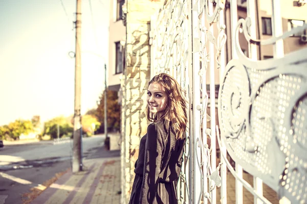 Chica en el vestido negro, tiempo de otoño en la ciudad — Foto de Stock