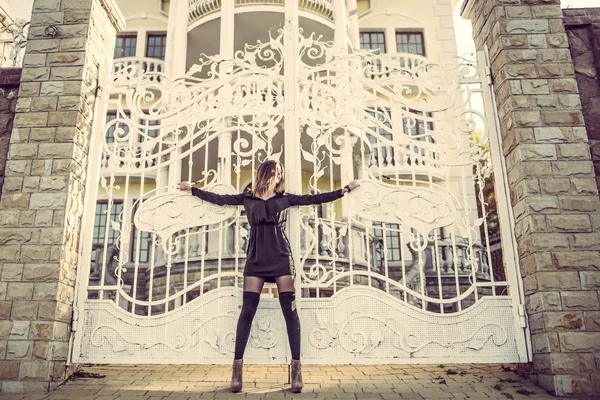 Girl in the black dress, autumn time in the city — Stock Photo, Image