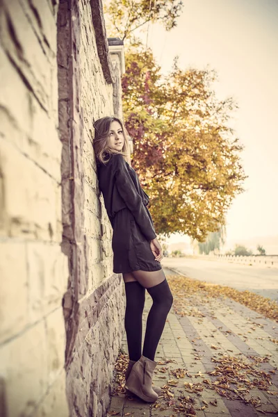 Junge hübsche elegante Dame posiert in der Nähe der urbanen Lichtwand beim Vintag — Stockfoto