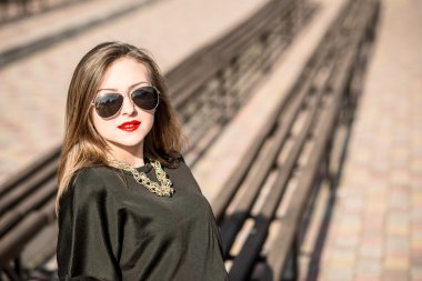 Parkta bankta oturan genç güzel kız