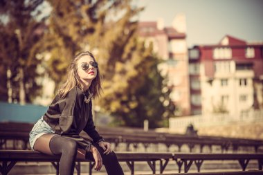 Parkta bankta oturan genç güzel kız