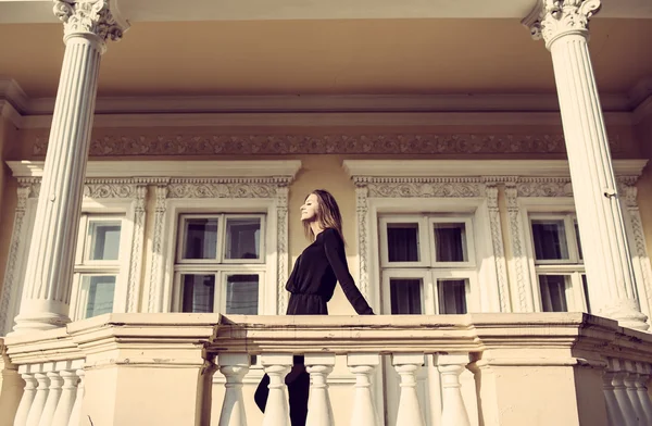 Genç Moda güzel kadın açık sonbahar güneşli portre. 