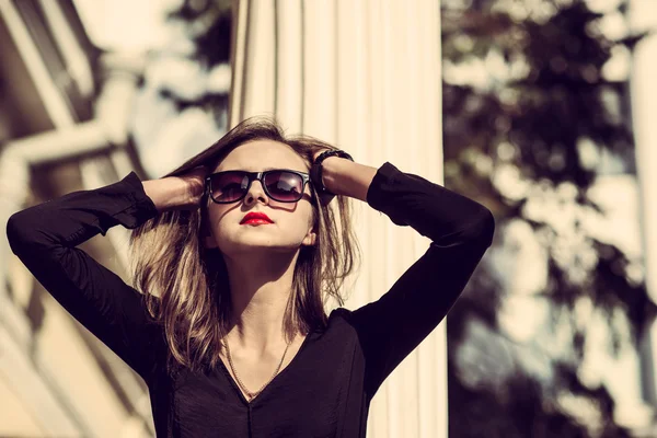 Moda joven mujer bonita al aire libre otoño retrato soleado . —  Fotos de Stock