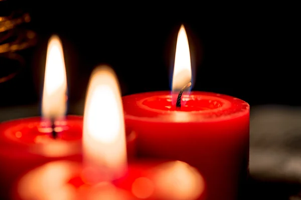 Primo piano di candele accese su sfondo nero, Natale, vacanza — Foto Stock