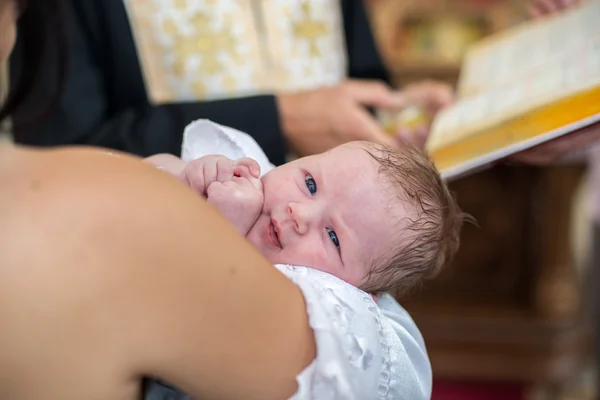 어머니와 교회에서 그녀의 신생아 아기의 행복 한 가족 샷 — 스톡 사진