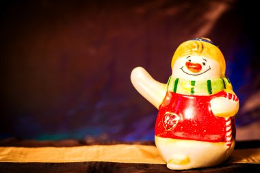 Neşeli Noel, yeni yıl kardan adam sıcak arka plan üzerinde rakam.