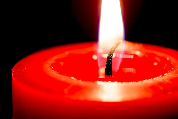 Closeup hořící svíčka na černém pozadí, dekorace — Stock fotografie