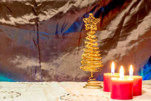 Burning candles with christmas tree on the warm background, chri — Stock Photo, Image